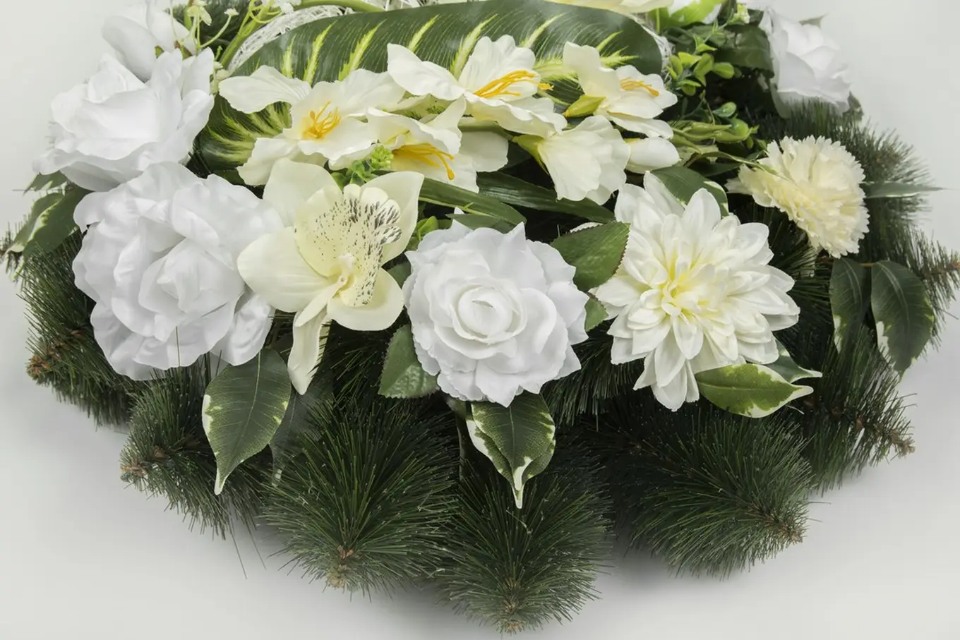 pogrzebowa wiązanka ze sztucznych kwiatów