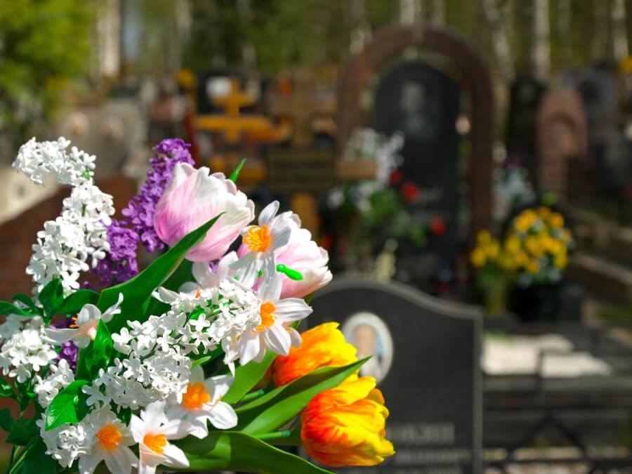 Bukiet kwiatów na cmentarzu