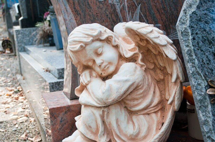 Pomnik aniołka na cmentarzu